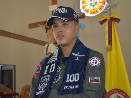 Cadete dominicano destaca en curso de vuelo y recibe tradicional bufanda en Colombia