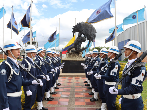 Personal militar conmemora el Día del Héroe Nacional y sus Familias