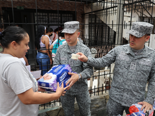 Fuerza Aeroespacial lleva bienestar a familias vulnerables de Santiago de Cali