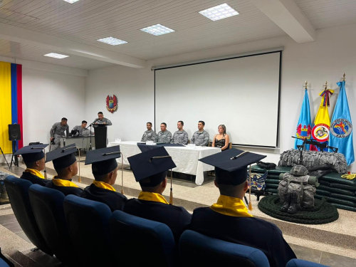Cinco Soldados culminan su educación media en el Grupo Aéreo del Amazonas