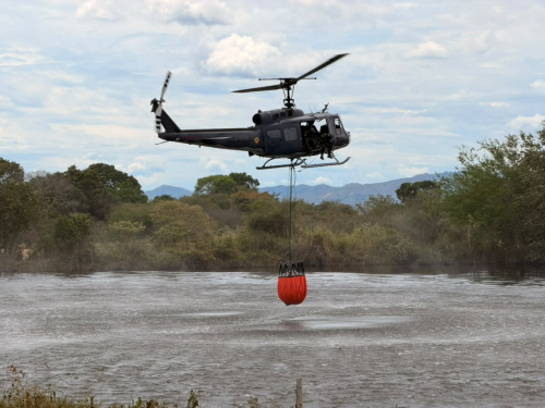 Apoyo aéreo fortalece las labores para controlar incendio forestal en zona rural de Ibagué