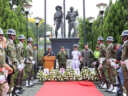 Ofrenda floral exaltó el honor y compromiso de los héroes de Colombia