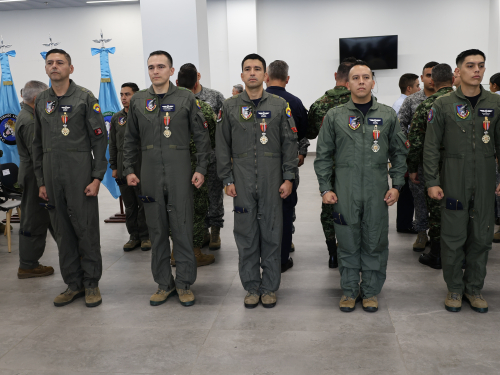 Personal militar de la Fuerza Aeroespacial recibe condecoración por resultados operacionales