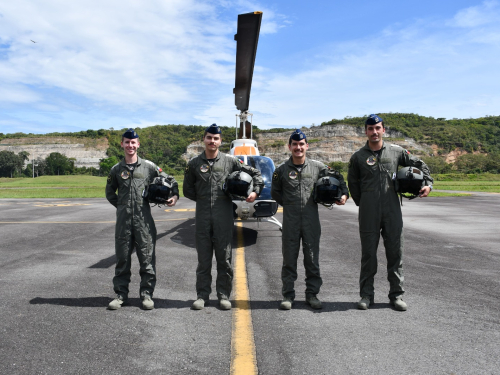 Oficiales chilenos cumplen su primer vuelo solo en helicóptero TH-67