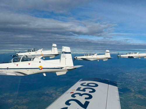 Volar solos un T-6 Texan II reto superado para cinco jóvenes colombianos 