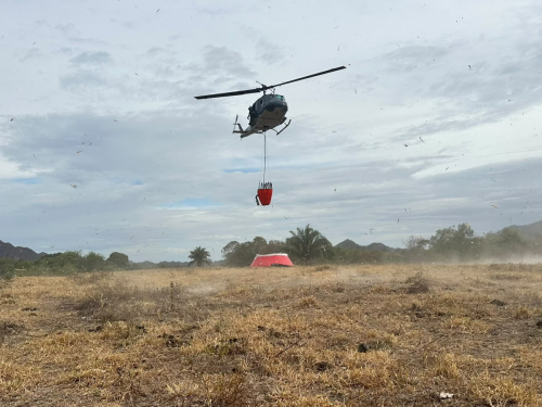 Helicópteros de la Fuerza Aeroespacial combaten incendio en San Luis, Tolima