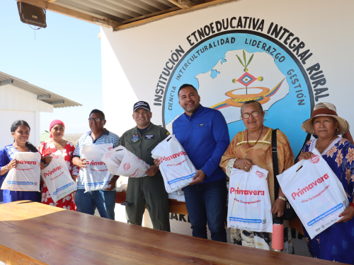 En La Flor, La Guajira comunidades indigenas reciben aulas y kits escolares