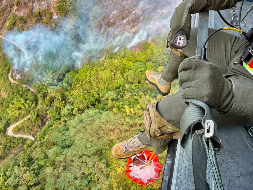 Desde el aire, Fuerza Aérea Colombiana responde a incendios forestales en Tolima y Antioquia