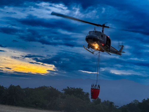 Fuerza Aeroespacial mantiene operaciones aéreas contra incendios forestales en el Tolima