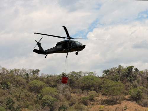 La Fuerza Aérea Colombiana continúa en la lucha contra incendios en Tolima