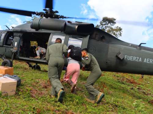 Fuerza Aeroespacial evacúa a paciente aislada por las lluvias en Guayabetal