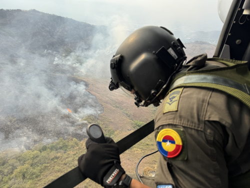 Operación aérea fue desplegada para contener incendio en zonas boscosas de Yumbo 