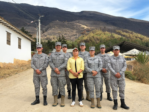 Fuerza Aérea Colombiana brinda apoyo ante incendio forestal en Villa de Leyva