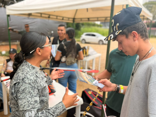 Jóvenes de Florencia conocen oportunidades para servir desde la Fuerza Aérea Colombiana