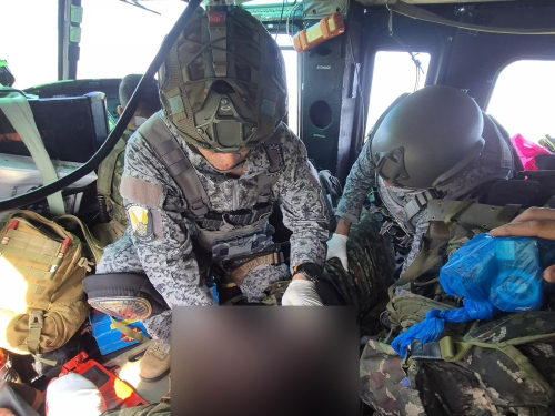 Sargento herido en campo minado se reencontró con su hijo, un soldado Fuerza Aérea