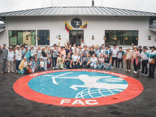 Una experiencia que llevó a 60 adultos mayores a conocer la aviación