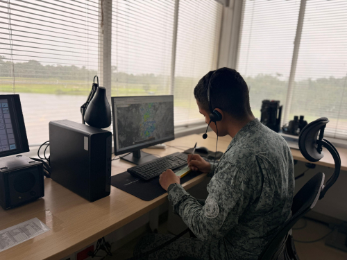 Controladores aéreos conectan los cielos del Amazonas con la misión