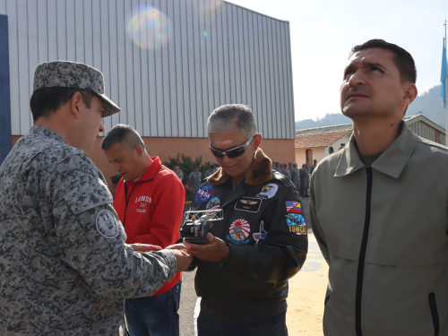 El Comando Aéreo de Mantenimiento rinde homenaje al Día del Veterano