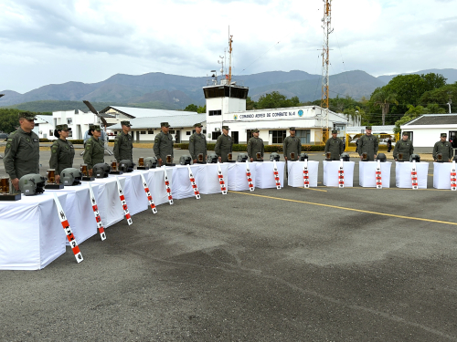 Así se forman 14 Oficiales del Ejército Nacional como pilotos de helicóptero 