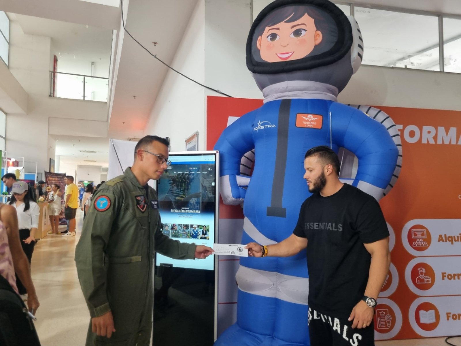 Asistentes a la feria ExpoHuila vivieron la adrenalina de pilotear un helicóptero