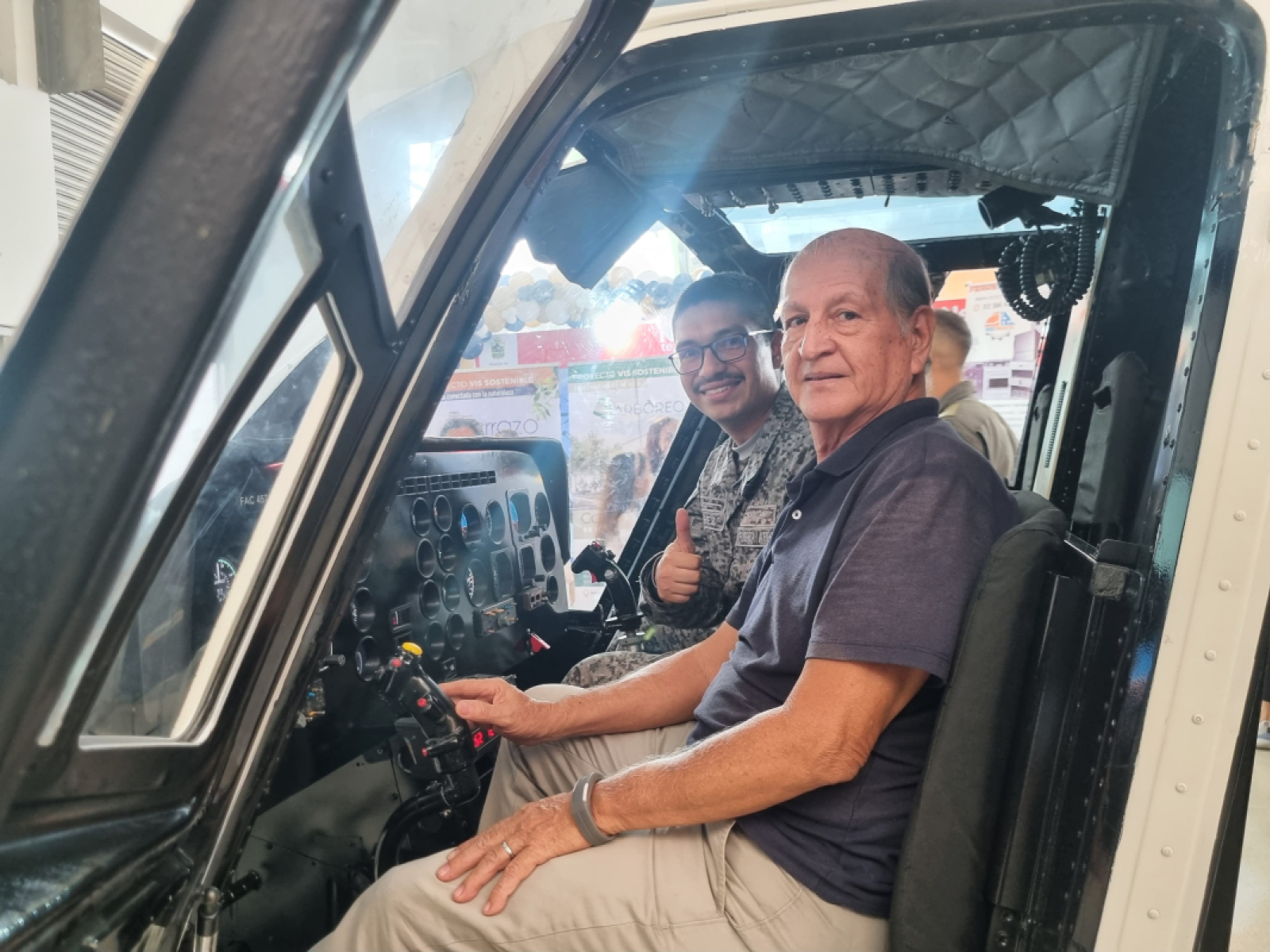 Asistentes a la feria ExpoHuila vivieron la adrenalina de pilotear un helicóptero