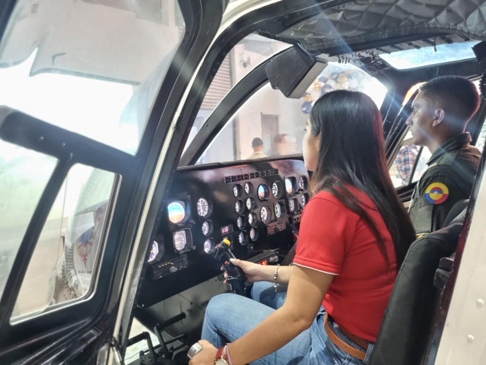 Asistentes a la feria ExpoHuila vivieron la adrenalina de pilotear un helicóptero