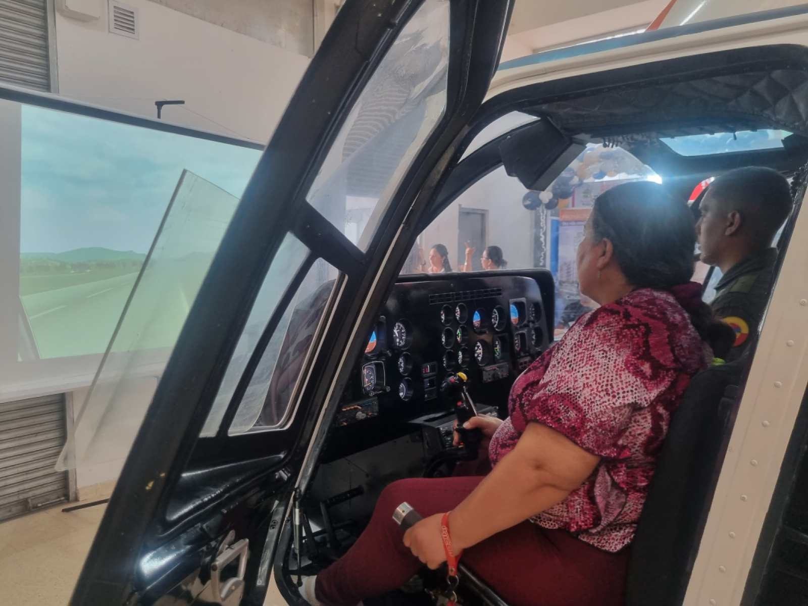 Asistentes a la feria ExpoHuila vivieron la adrenalina de pilotear un helicóptero