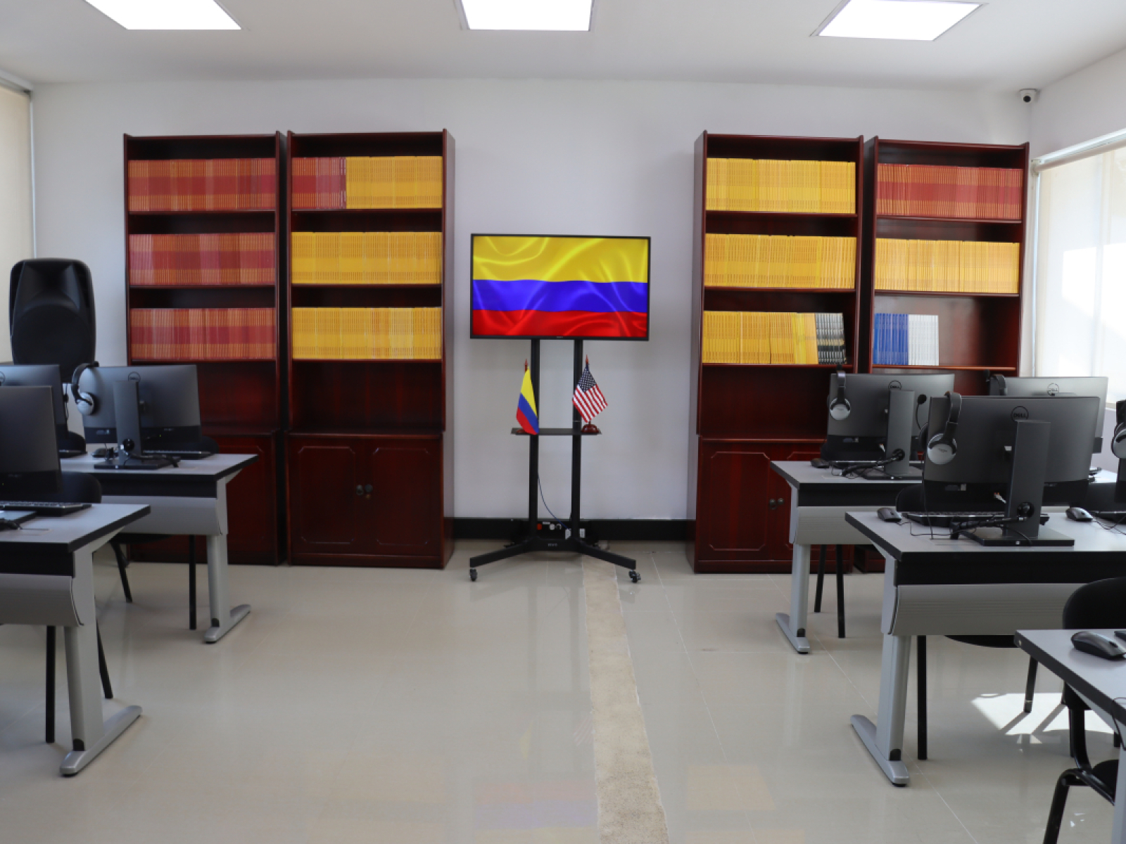 Entrega de aula de inglés fortalecerá los conocimientos de las Tripulaciones de Ala Rotatoria