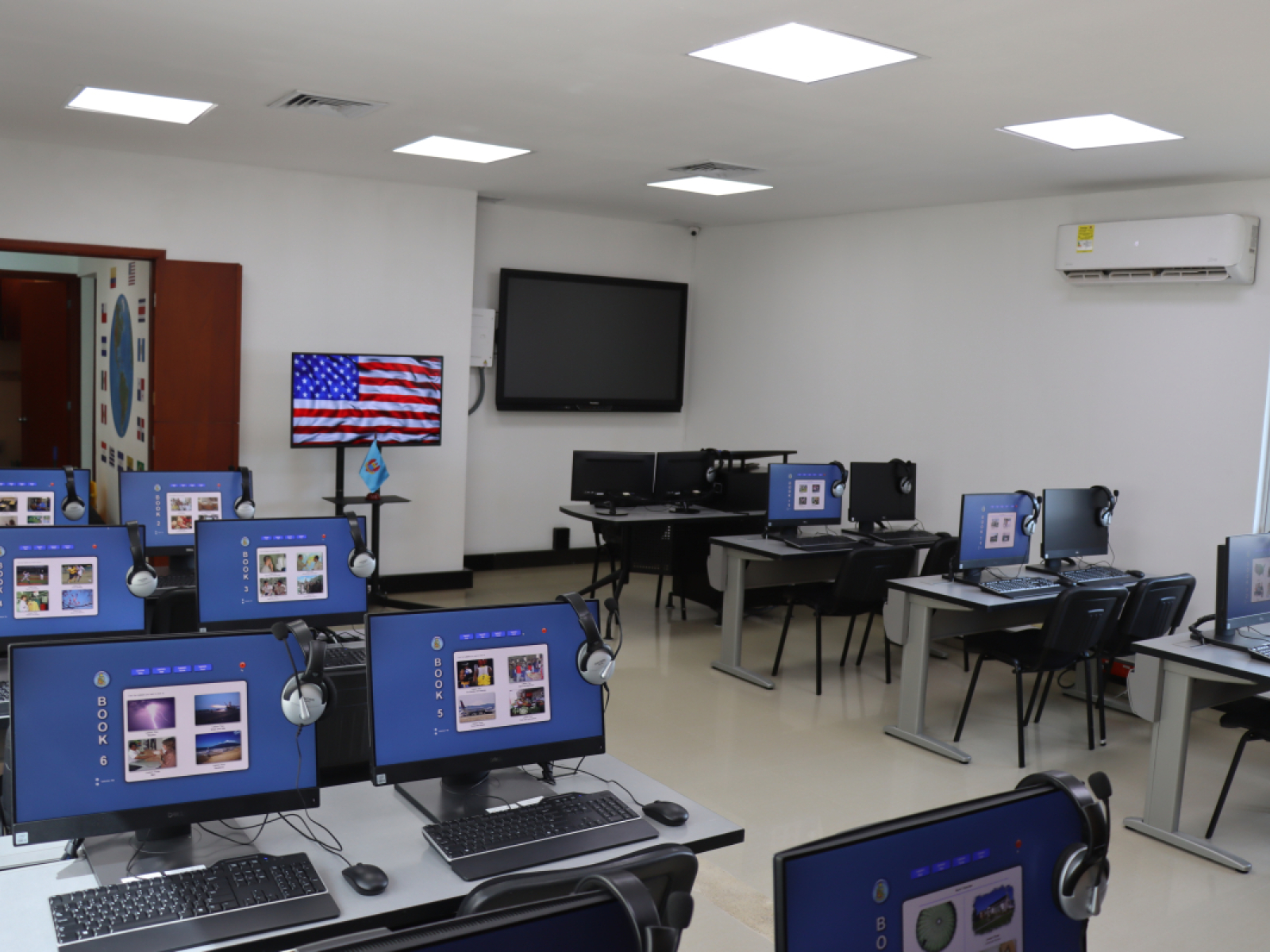 Entrega de aula de inglés fortalecerá los conocimientos de las Tripulaciones de Ala Rotatoria