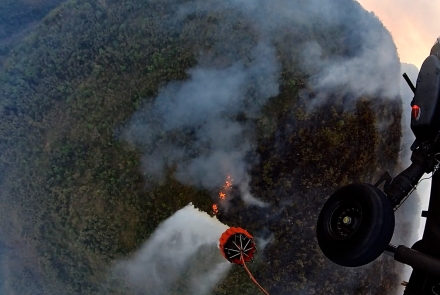 13 descargas con sistema Bambi Bucket sobre incendio en Providencia realizadas por la Fuerza Aérea