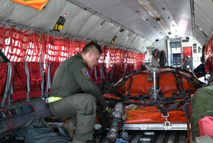 Helicóptero de la Fuerza Aérea Colombiana prolonga su operación en Providencia, gracias a sistema de abastecimiento móvil de combustible