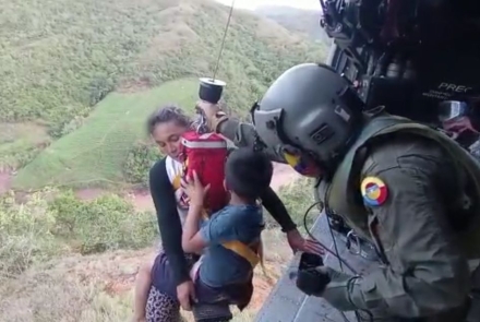 Tras emergencia por avalancha en Ábrego, Norte de Santander, su Fuerza Aérea rescata ciudadanos damnificados