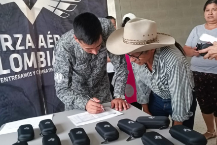 53 lentes formulados fueron entregados en Támara, Casanare por su fuerza Aeroespacial Colombiana