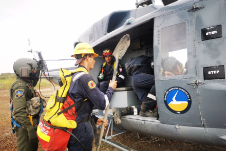Extinción de incendio sobre Vía Parque Isla Salamanca es apoyado por la Fuerza Aérea Colombiana