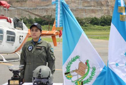 Oficiales latinoamericanos entrenados en Colombia, vuelan solos por primera vez en un helicóptero TH-67