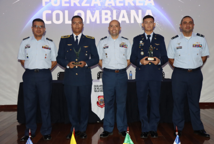 Oficiales culminaron con éxito su formación como piloto básico de helicóptero 