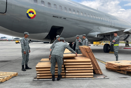 Fuerza Aérea Colombiana envía apoyo a Ecuador para enfrentar incendios forestales