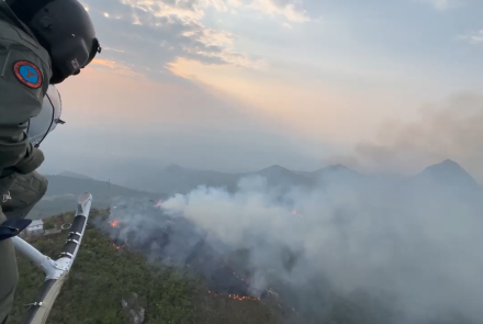 Fuerza Aérea Colombiana apoya a controlar incendio forestal en el cerro La María