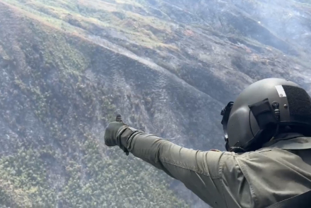 Desde el aire se combate incendio que arrasa con bosques nativos en Yotoco