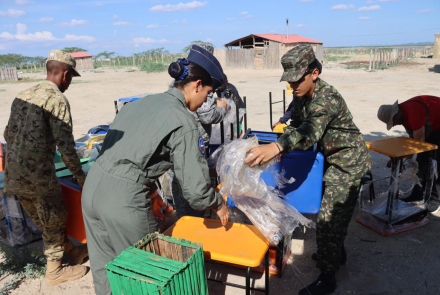 Pupitres escolares fueron entregados a comunidades indígenas en La Guajira