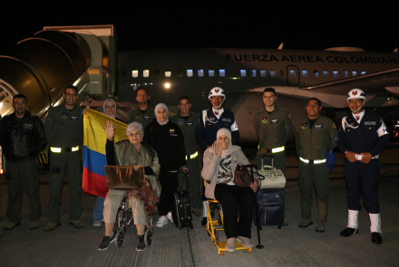 105 connacionales regresan a Colombia desde Beirut, en segundo vuelo humanitario de la FAC