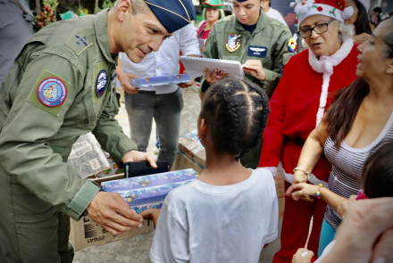 Finalizamos con alegría la entrega de regalos en barrios caleños