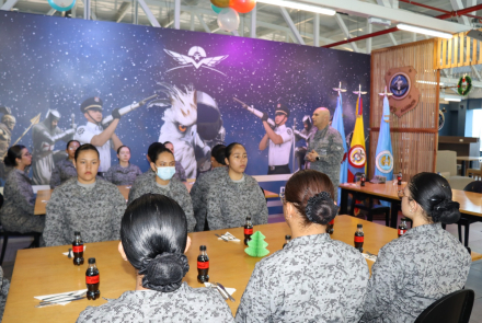 Primeras mujeres que se preparan para prestar el servicio militar en la FAC, celebraron la navidad