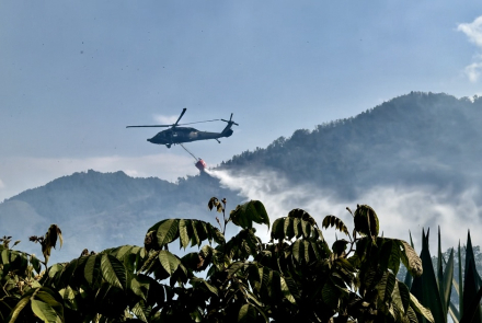 Operación aérea contribuye en la extinción de incendio en Pichindé, Cali