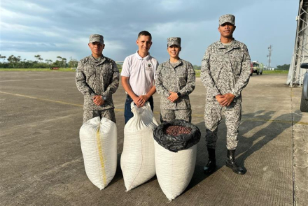 Apoyo aéreo impulsa el desarrollo del sector cacaotero del suroriente colombiano 