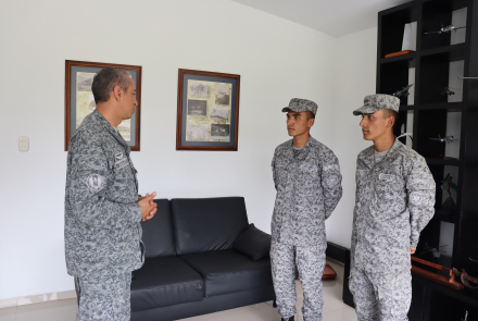 Hermanos gemelos se convierten en Soldados Profesionales de su Fuerza Aeroespacial Colombiana 