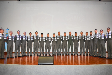 Cadete guatemalteco se entrena en Fuerza Aeroespacial Colombiana para ser piloto militar