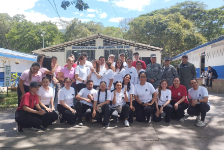 Institución Educativa Cune es beneficiada con pupitres y kits escolares