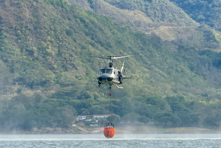 La lucha contra los incendios forestales continúa: operación aérea llega a Prado