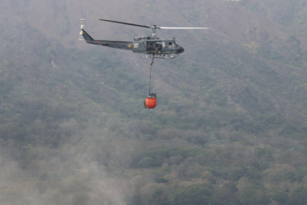 Avanzan operaciones aéreas para contener incendio forestal en Prado, Tolima